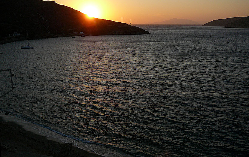 Solnedgång från vår balkong på rum nummer 5 på Eleni Rooms i Katapola på Amorgos.