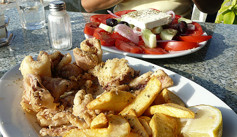 Äta färsk kalamari på Naxos i Grekland.