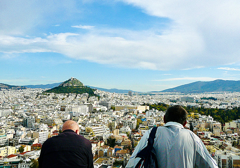 Filopappou Hill sett från Akropolis i Aten.