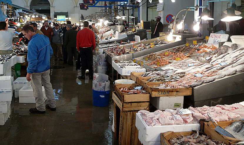Saluhallen i Aten där det säljs fisk och skaldjur. 