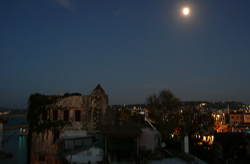 Fullmåne över gamla stan i Chania på Kreta, sedd från vår altan på Casa del Amore. 