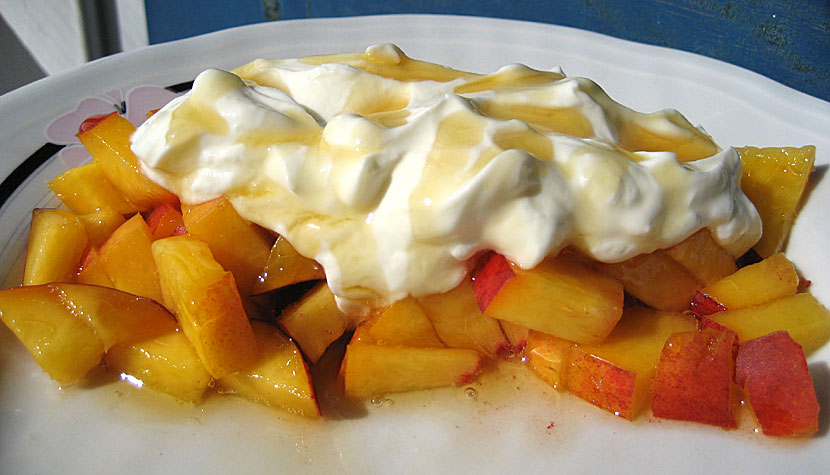 Grekisk yoghurt med frukt och honung .