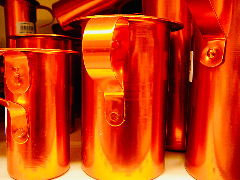 Köpa röda vinkaraffer i aluminium i Grekland.