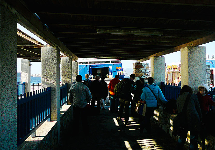 Kö till färjan Blue Star Ferries i hamnen på Naxos.