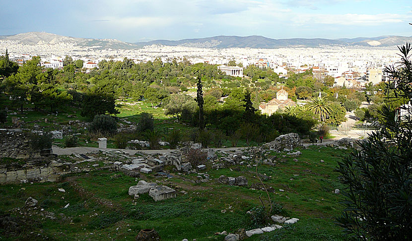På väg upp till Akropolis ser man den Antika agoran och det vackra Hephaestustemplet.