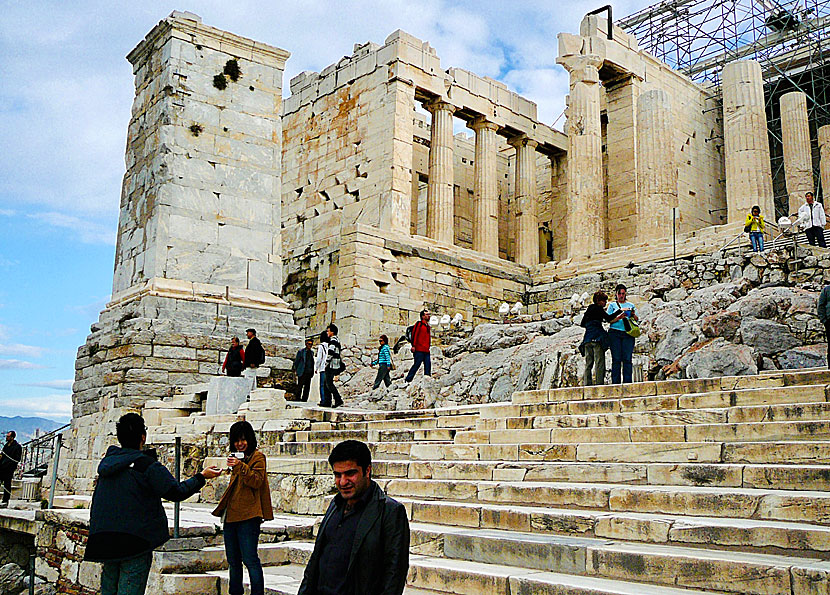 Ingången och öppettider till Akropolis.
