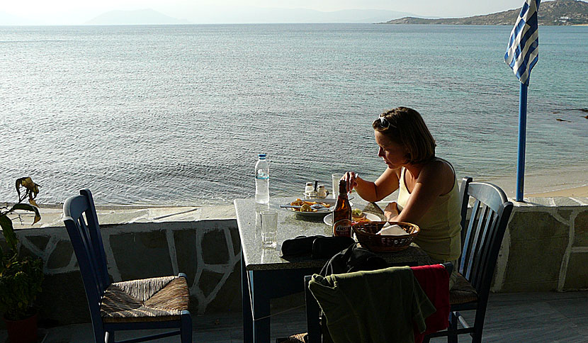 Lunch på Fotis Taverna ovanför stranden i Agios Prokopios på Naxos.