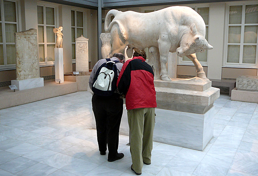 Även Kerameikos museum med den berömda tjuren är ett måste när man är i Aten.