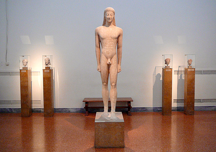Staty av en Kouros av marmor från Naxos från cirka 550 f.Kr som hittades på ön Milos.