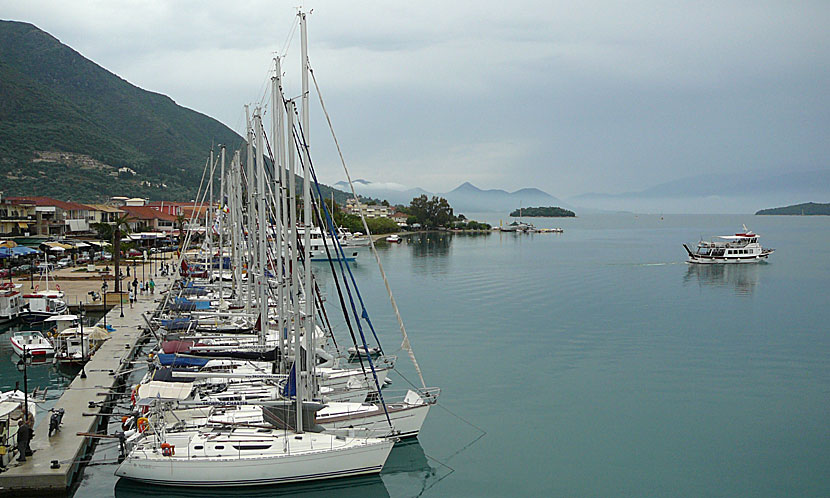 Segelbåtar i hamnen i Nidri  på Lefkas.