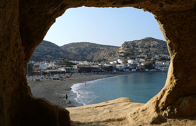 Utsikt från en av grottorna i Matala på södra Kreta.