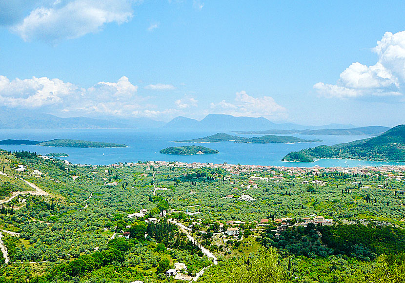 Den mycket vackra vyn över Nidri på Lefkas och den lilla skärgården utanför. 