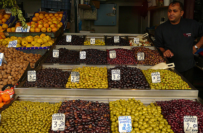 Köpa oliver på frukt- och grönsaksmarknaden som ligger utanför saluhallen i Aten. 