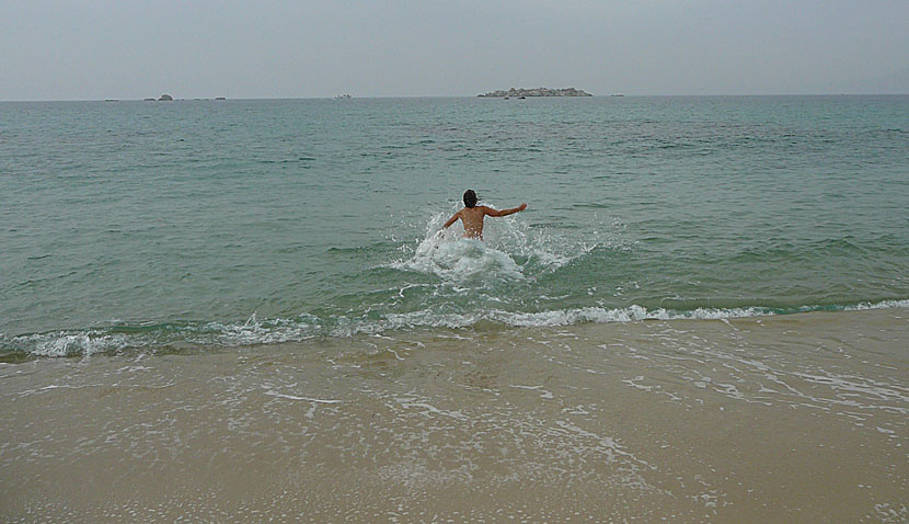 Sola och bada naken på Plaka beach på Naxos.