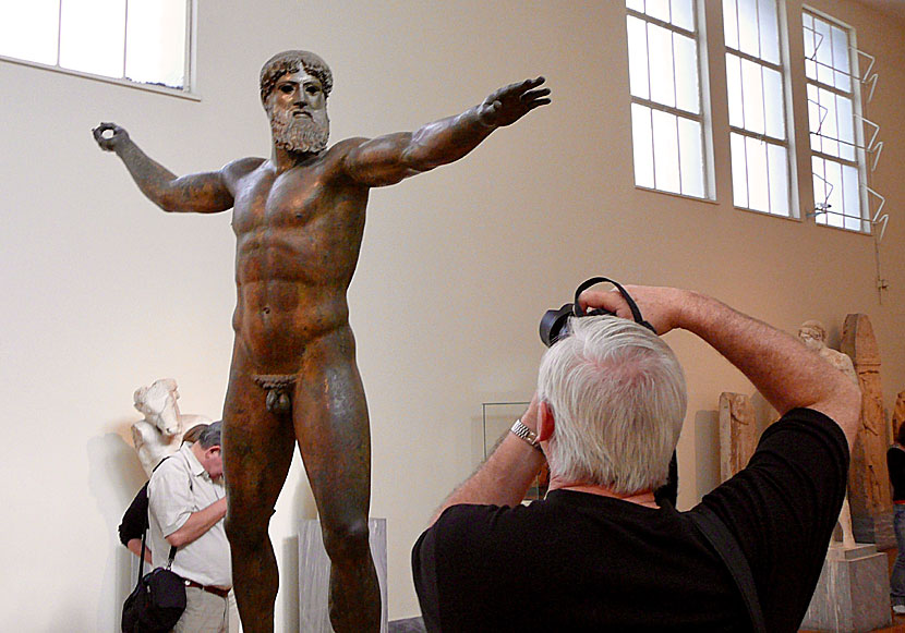 Bronsstaty av Poseidon från den tidiga klassiska perioden cirka ca. 460 f Kr. på Nationalmuseum i Aten.