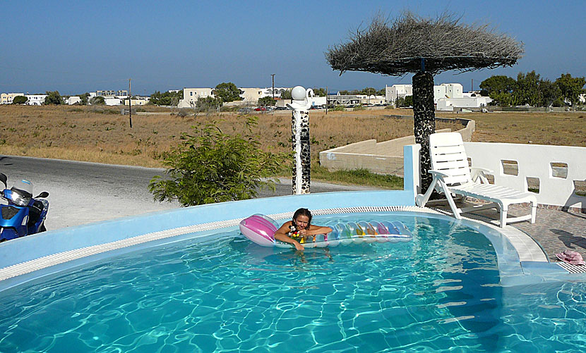 Den hjärtformade swimmingpoolen på Honeymoon Beach Hotel på Santorini.