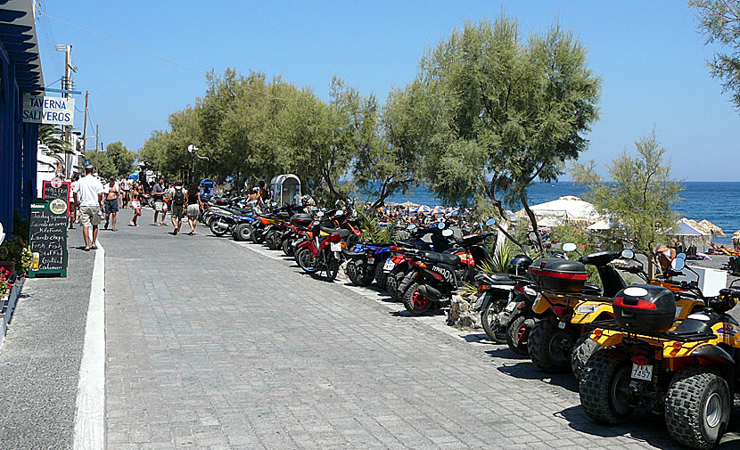 Hyra moped i Kamari på Santorini.