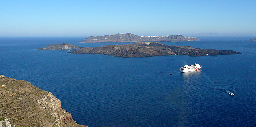 Vulkanerna mellan Santorini och Thirasia i Grekland.