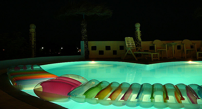 Den hjärtformade poolen på Honeymoon Beach Hotel på Santorini.
