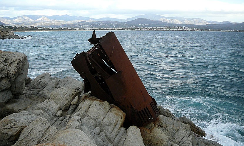 Resterna av ett sjunket skepp vid hedlandskap bortanför Agios Prokopios på Naxos.