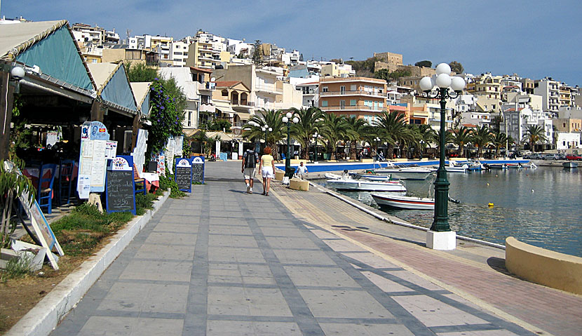 Tavernor längs hamnpromenaden i Sitia på östra Kreta.