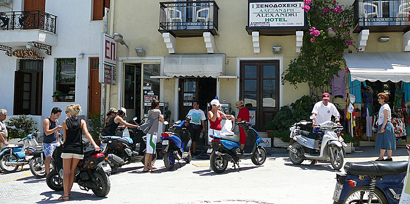 Bensinstation och mopeder på Spetses.
