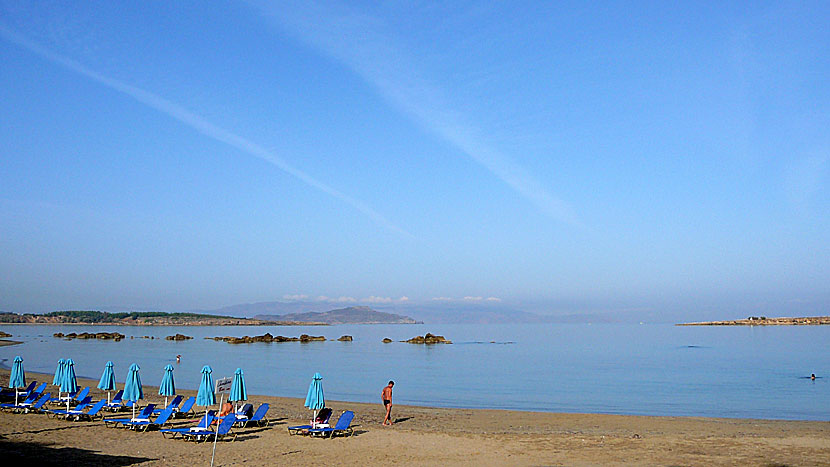 Den fina sandstranden i Nea Chora väster om Chania på norra Kreta.