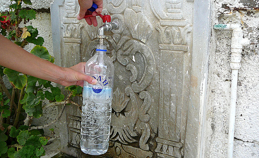 På Naxos kan man fylla på sina tomma vattenflaskor i vattentappar. Gratis och gott. 