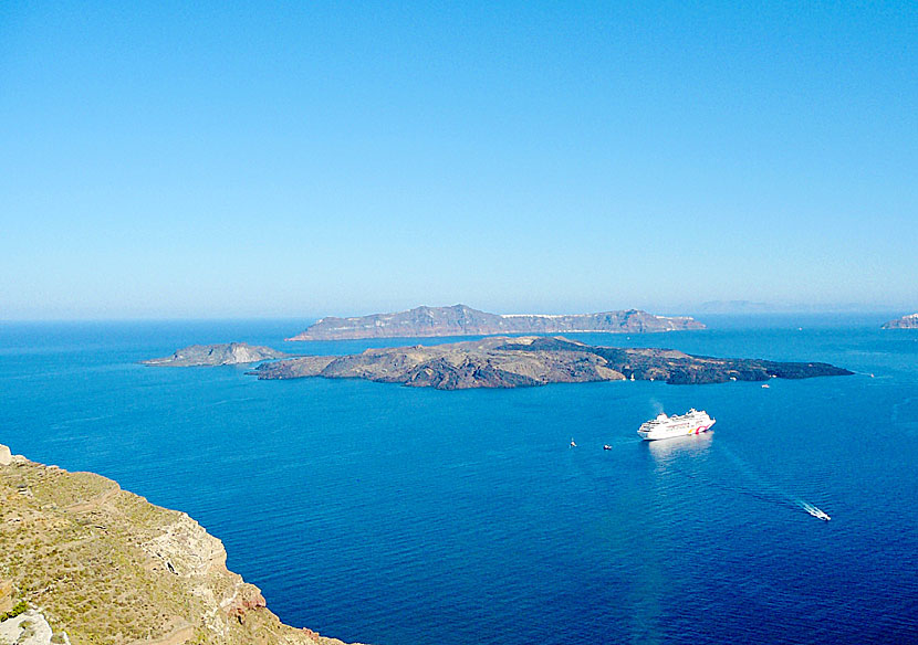 Vulkanerna mellan Santorini och Thirasia i Grekland.