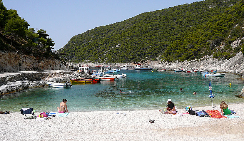 Zakynthos. Porto Vromi varifrån utflyktsbåtarna till Shipwreck beach utgår.