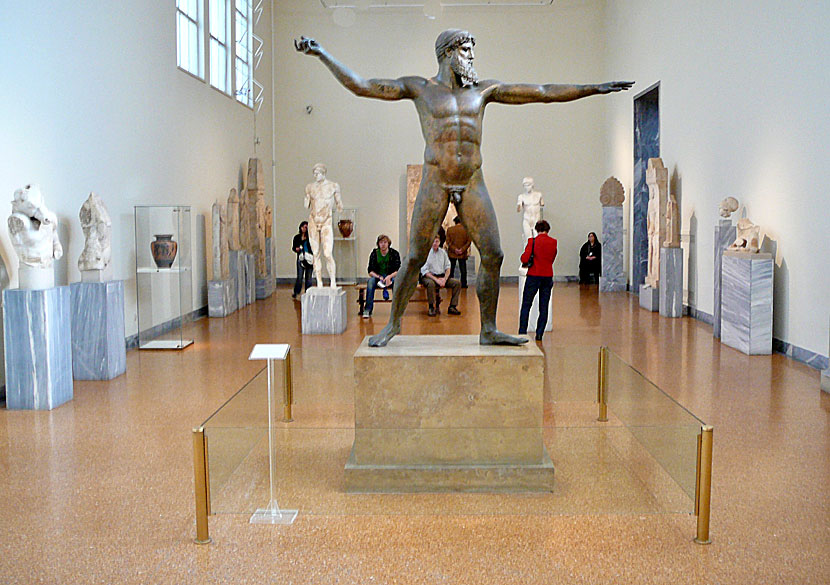 Bronsstaty av Zeus från den tidiga klassiska perioden cirka ca. 460 f Kr. på Nationalmuseum i Aten.