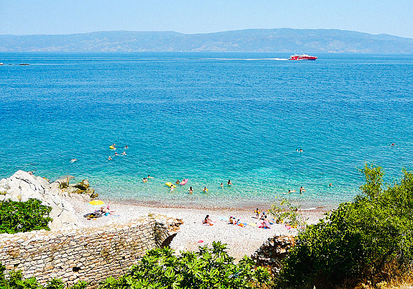 Kaminia beach är den strand som ligger närmast Hydra stad.