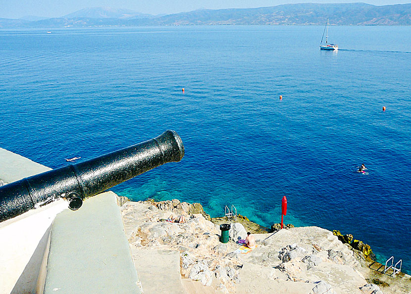 Kanoner och klippbad på Hydra i Grekland.