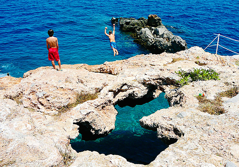 De bästa stränderna på Hydra i Grekland. Spilia beach.
