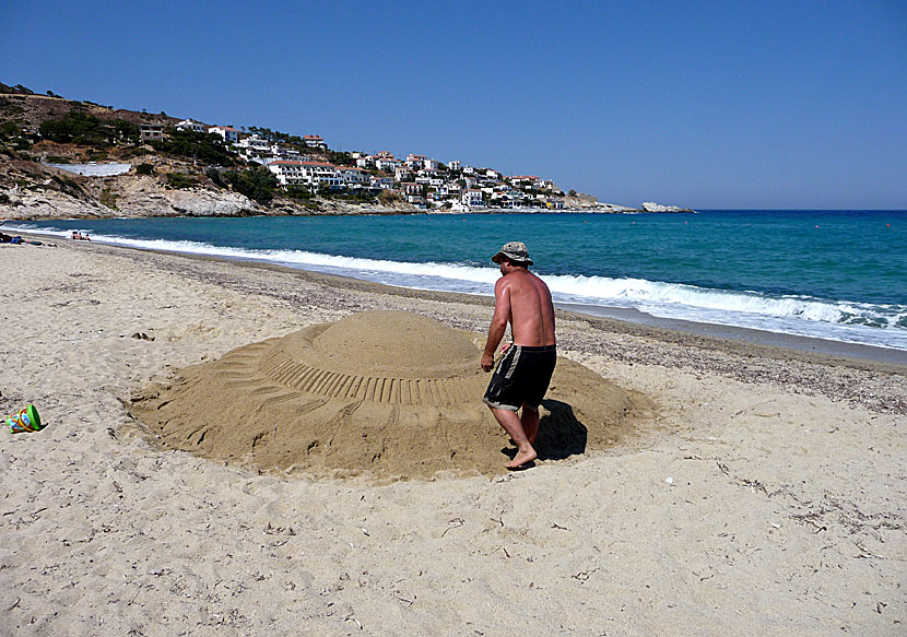 Bygga sandslott på Livadi beach i Armenistis på ön Ikaria i Grekland.