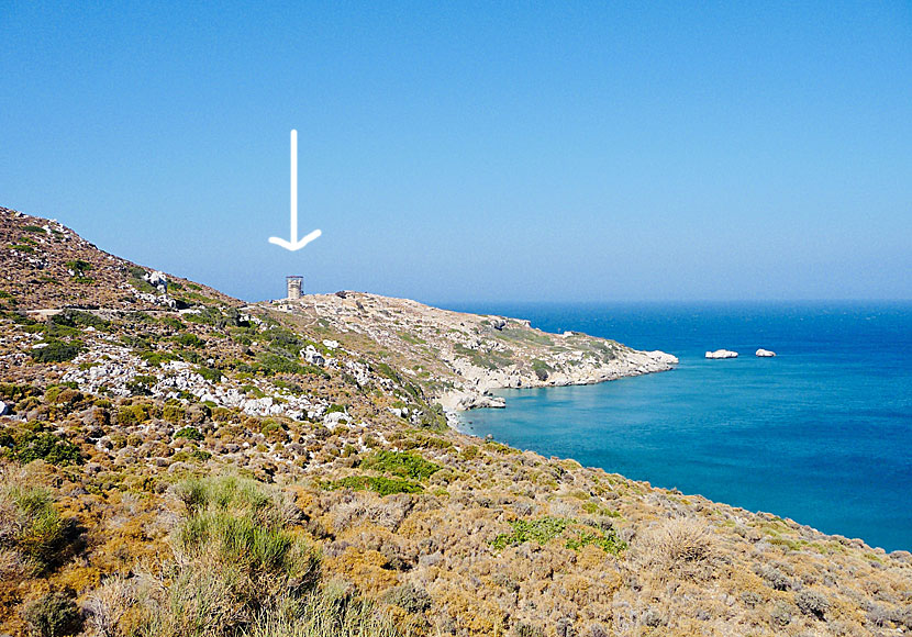 Drakano Tower nära Faros beach på Ikaria i Egeiska havet.