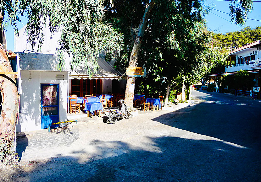 Tavernor i Gialiskari på Ikaria.