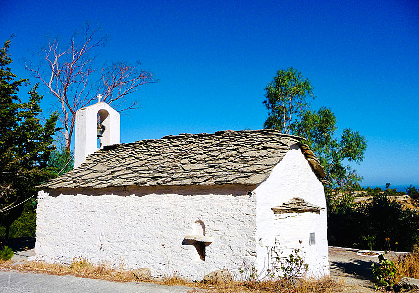 Nästan alla fina kyrkor och gamla hus på Ikaria har tak av skiffersten.