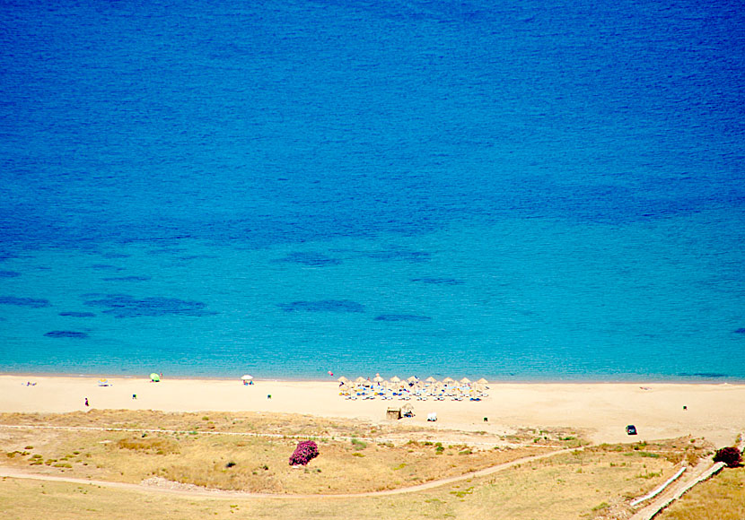 Det finns hotell och tavernor vid Agios Theodoti beach, och solstolar och parasoll finns att hyra.