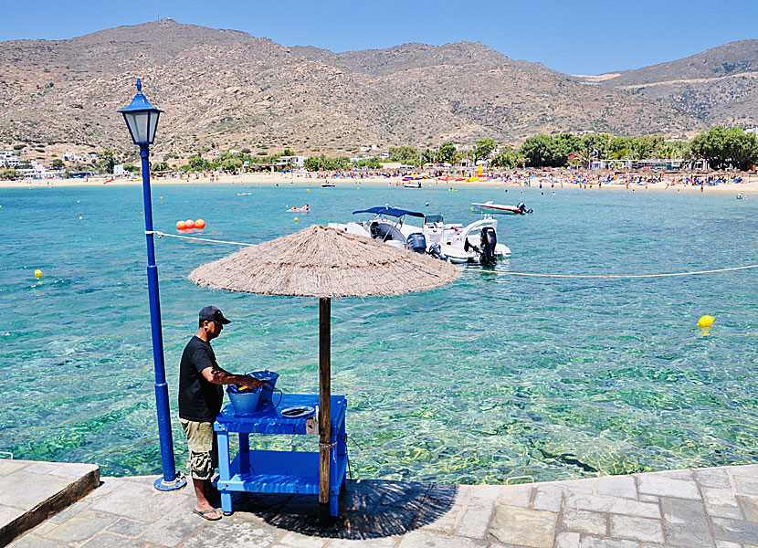 Mylopotas beach sett från Drakos Taverna. på Ios i Grekland.