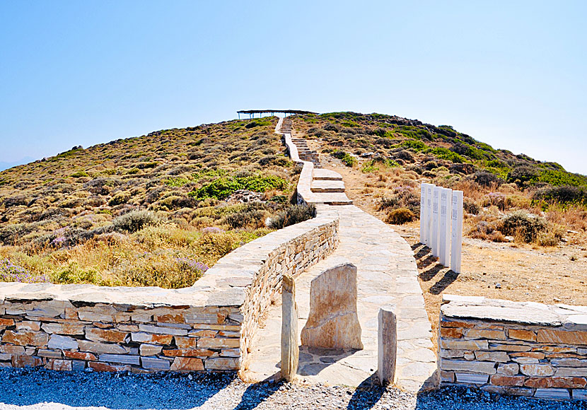 Här börjar stigen till Homeros grav på Ios i Grekland.