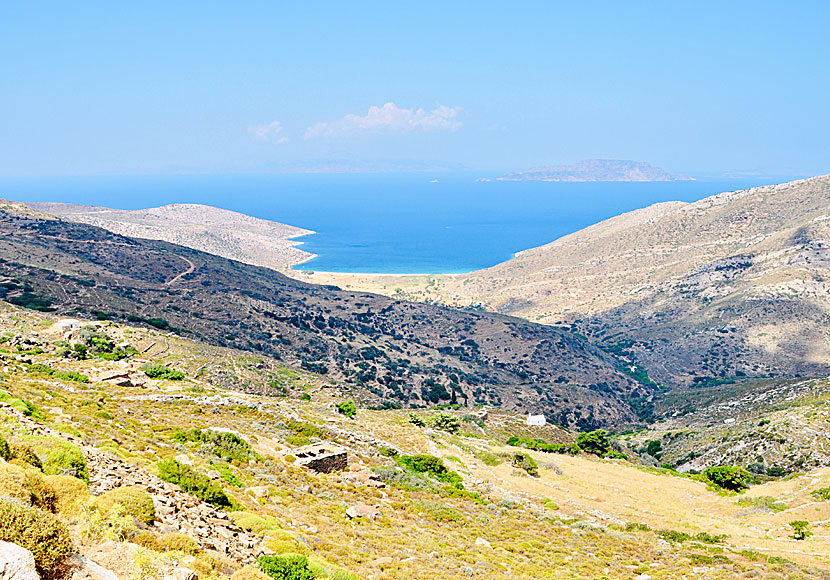 Agia Theodoti beach sett från vägen till Manganari på Ios i Kykladerna.