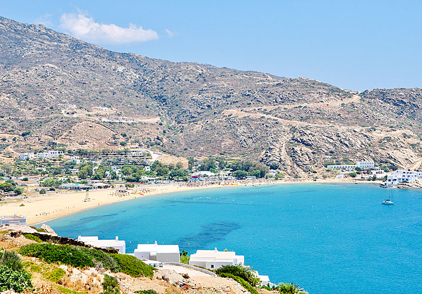 Stränder på Ios. Mylopotas beach på Ios är en av grekiska övärldens finaste och mest populära stränder.