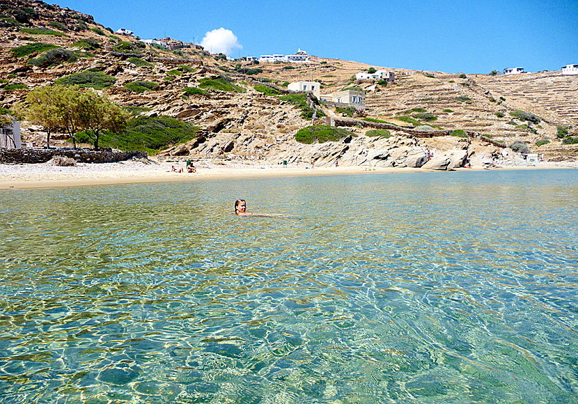 Sandstranden och klipporna vid Kolitsani beach på Ios är perfekt för dig som gillar att snorkla. 