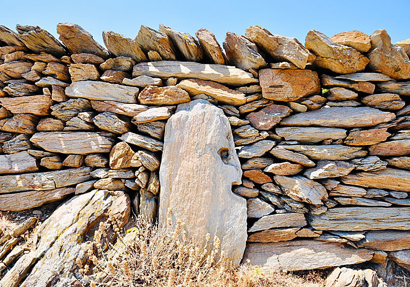 På Ios i Kykladerna finns det massor med vackra stenmurar.