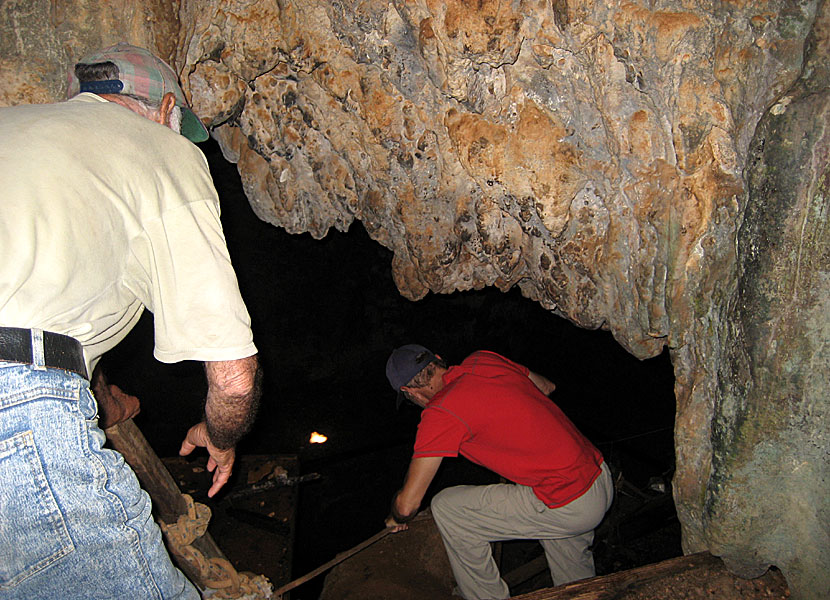 Nymfernas grotta på Ithaka där Odysseus gömt en skatt som han hade fått under sina irrfärder hem från trojanska kriget.