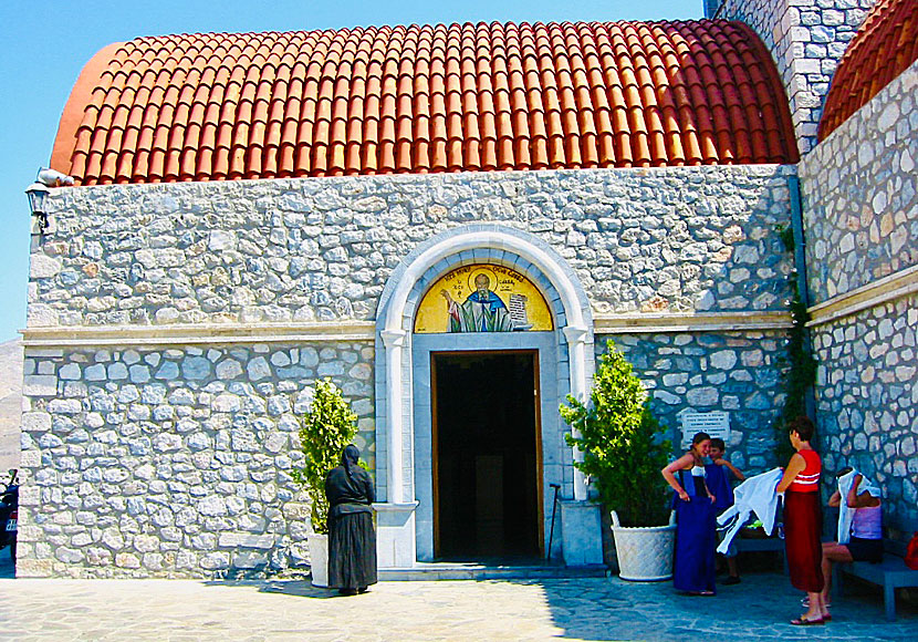 Det råder en strikt klädkod för att besöka själva kyrkan Agios Savvas på Kalymnos.
