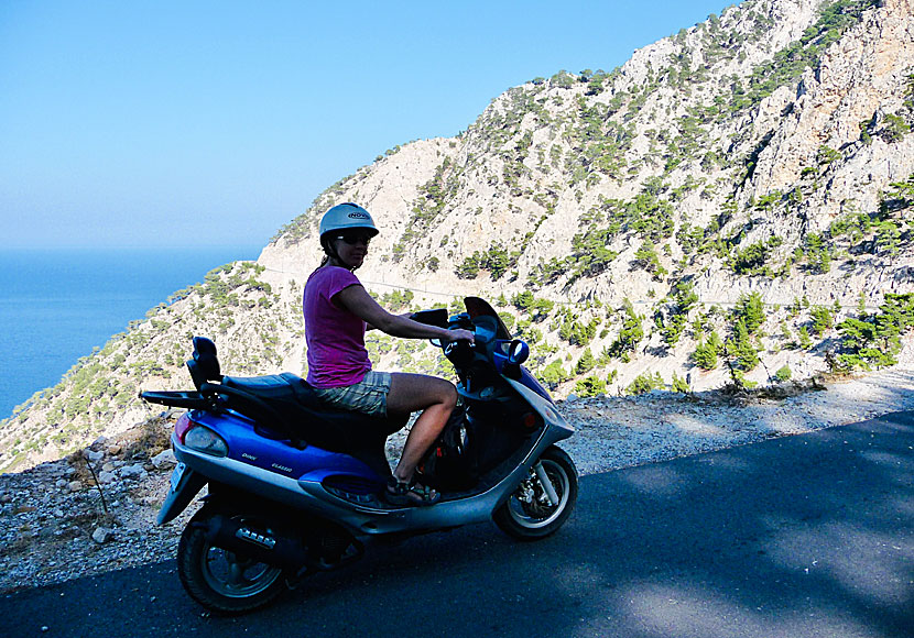 Att köra moped och bil, eller åka buss, till Apella beach på Karpathos går alldeles utmärkt.  