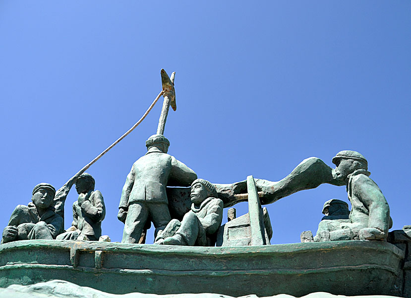 Monumentet över fiskarna i Finiki på Karpathos.
