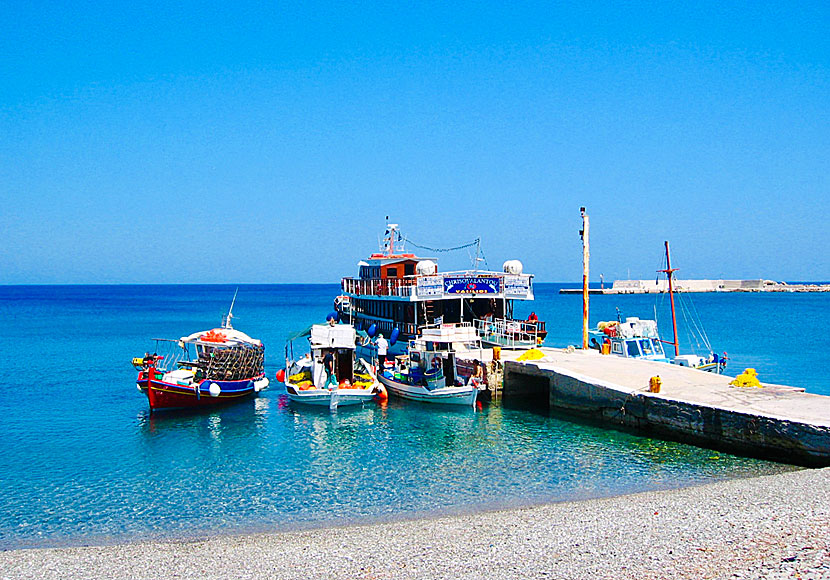 Utflyktsbåt och fiskebåtar i Diafani på Karpathos.